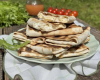 Лаваш с творогом и сыром на мангале