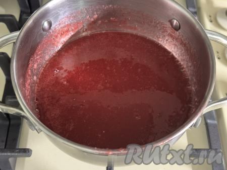 Поставить кастрюлю с ягодной массой на средний огонь и, периодически перемешивая, довести до кипения. 