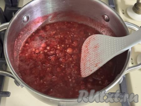 Периодически перемешивая, довести смесь из красной смородины до кипения, уменьшить огонь и варить, иногда перемешивая, 2-3 минуты для того, чтобы ягоды размягчились. 