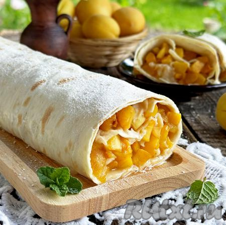 Достать готовый рулет из духовки, аккуратно развернуть фольгу. Переложить аппетитный штрудель из лаваша с нежной, сочной начинкой из абрикосов на тарелку, дать немного остыть, по желанию, присыпать сверху сахарной пудрой, а затем нарезать на кусочки и подать к чашечке чая или кофе. 