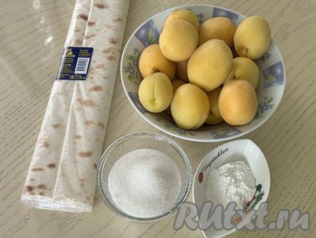 Подготовить продукты для приготовления штруделя из лаваша с абрикосами. Абрикосы вымыть. 