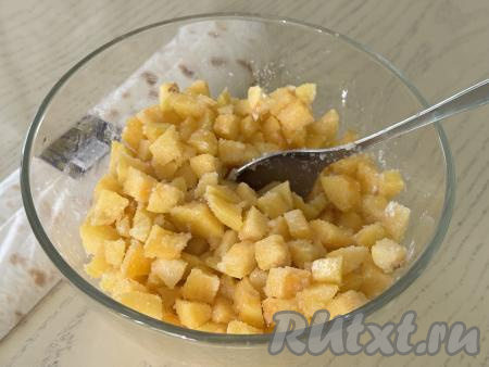 Перемешать абрикосы с сахаром, крахмалом и начинка для штруделя из лаваша будет готова. 