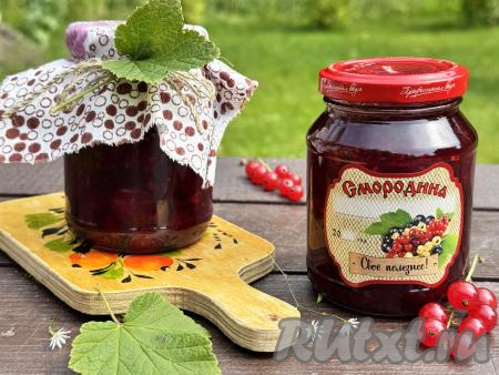 Готовое варенье из красной смородины и черешни хранить в прохладном месте. Зимой это восхитительное варенье порадует вас своим вкусом и напомнит о лете.