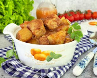 Свинина с картошкой в казане на костре