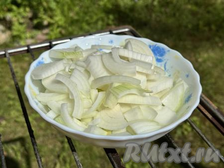 Обжарить свинину в течение 5-7 минут, периодически перемешивая. Пока жарится мясо, нарезать лук на полукольца.