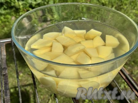 Картошку нарезать на дольки среднего размера (мелко нарезать не нужно).