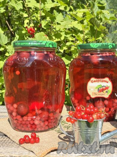 Компот из черешни и красной смородины получается ярким и очень вкусным. Так как этот компот с косточками, хранить его можно не более года.