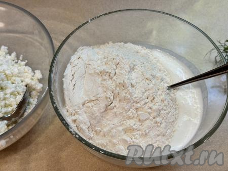В смесь кефира и соды всыпать соль, грамм 200 муки, вначале перемешать тесто столовой ложкой.  