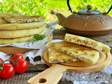 Аппетитные, сытные, вкусные хычины с нежной начинкой из творога и зелени подать к столу в тёплом виде. 