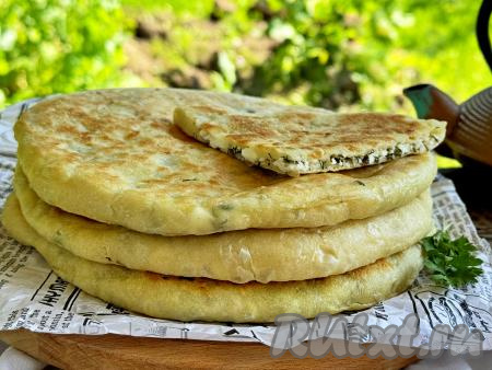 Хычины с творогом и зеленью на сковороде