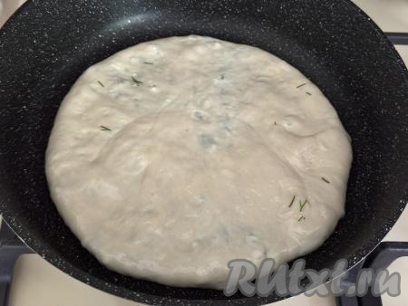 Выложить лепёшку на разогретую сухую (не смазанную маслом) сковороду.