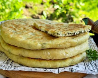 Хычины с творогом и зеленью на сковороде