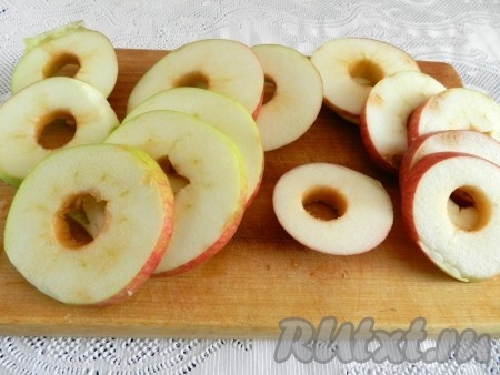 Нарезать яблоки кольцами толщиной около 0,7 см.