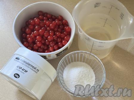 Подготовить продукты для приготовления мармелада из красной смородины с агар-агаром. Красную смородину можно взять как свежую, так и замороженную. Свежие ягоды нужно будет перебрать, удаляя веточки и листочки, после этого промыть ягоды водой. Если ягоды заморожены и на них нет большого количества льда, значит их можно не размораживать. Для приготовления мармелада нам понадобятся 200 грамм подготовленной смородины. 