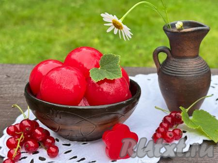 Вкусный, яркий мармелад, приготовленный из красной смородины с агар-агаром, подать к столу. Уверена, этот домашний десерт с нежной кислинкой понравится и деткам, и взрослым. 