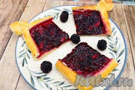 Пирог с ежевикой из слоёного теста