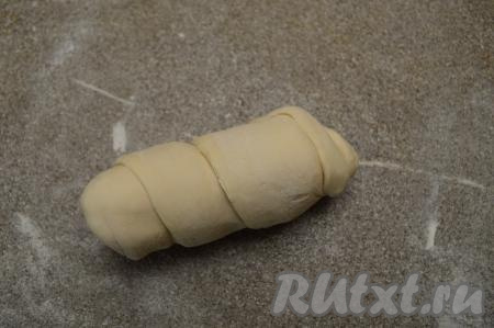 Обязательно хорошо закрепить второй край теста, чтобы банан был полностью завёрнут в тесто и начинка не вытекала из слойки во время выпечки. Вот такая заготовка булочки с бананом из слоёного теста должна получиться.