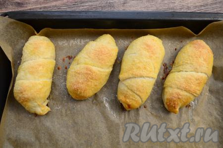 Выпекать булочки с бананом в разогретой до 200 градусов духовке в течение 20-25 минут (до подрумянивания слоёного теста).