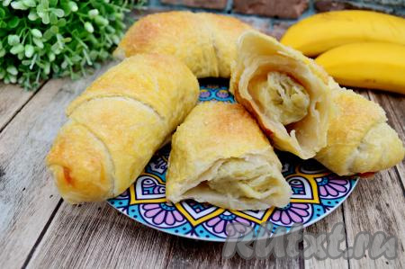 А так выглядит булочка в разломе, в ней удачное сочетаются тонкое, нежнейшее слоёное тесто с сахарной посыпкой и мягкая, ароматная начинка из банана внутри.