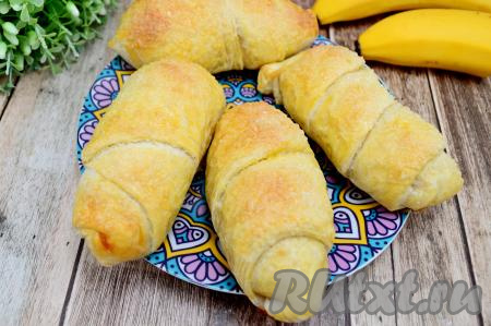 Булочки с бананом из слоёного теста