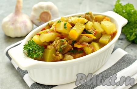 Аппетитное, вкусное, сочное овощное рагу, приготовленное с кабачками и баклажанами, раскладываем из чаши мультиварки по тарелкам и в качестве гарнира или основного блюда подаём к столу.