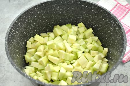 Кабачки очищаем от кожуры. Для этого варенья я предпочитаю удалять семена, даже из молодых кабачков, так как семена могут придавать варенью нежелательную текстуру. 500 грамм подготовленного кабачка нарезаем на кубики со стороной примерно 1 сантиметр. Нарезанные кабачки перекладываем сразу в кастрюлю с толстым дном, в которой планируем готовить варенье.