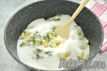Сюда же всыпаем сахар, перемешиваем кабачки с мятой и лимоном и оставляем часа на 2, чтобы из кабачков выделился сок.