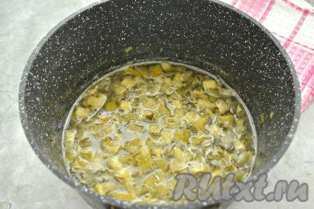 Спустя 2 часа ставим кастрюлю с кабачками, мятой и лимоном на огонь выше среднего. Периодически перемешивая, доводим до кипения. Снимая пену по мере появления и время от времени перемешивая, готовим варенье 40 минут на небольшом огне.