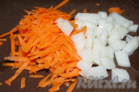 Морковь натереть на крупной терке, репчатый лук нарезать небольшими кусочками.