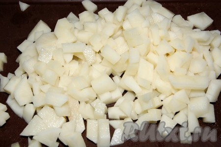Картофель нарезать небольшими кубиками.