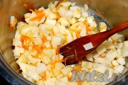 Добавить нарезанный картофель в кастрюлю к овощам, перемешать  и обжаривать вместе 5 минут.
