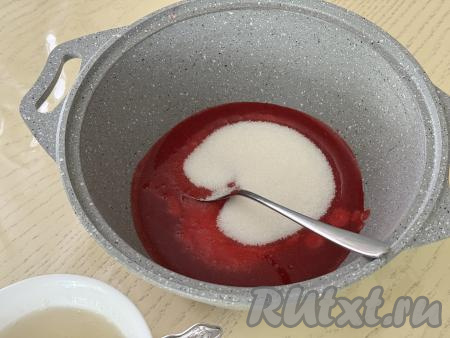 В кастрюлю с пюре из красной смородины всыпать сахар. 