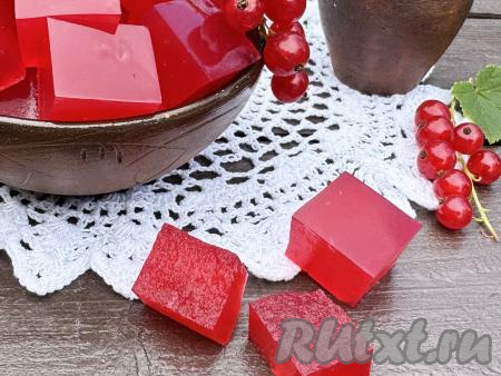Вкусный, яркий мармелад, приготовленный из красной смородины с добавлением желатина, подать к столу. Хранить этот аппетитный десерт нужно в закрытой ёмкости в холодильнике. 