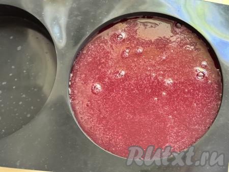 Получившуюся массу сразу разлить по небольшим силиконовым формочкам для конфет или вылить в одну силиконовую форму (я вылила в силиконовую форму для муссов диаметром 18 сантиметров). Дать ягодной массе остыть до комнатной температуры.