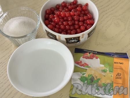 Подготовить продукты для приготовления мармелада из красной смородины с желатином. Красную смородину можно взять как свежую, так и замороженную. Замороженные ягоды нужно будет разморозить, лишнюю жидкость слить. Если будете готовить мармелад из свежей смородины, тогда её нужно будет промыть водой, удаляя веточки и листочки, дать стечь лишней жидкости. 