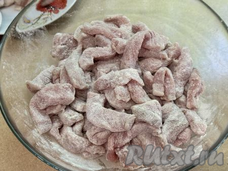 Тщательно перемешать, покрывая кусочки свинины мукой со всех сторон. 