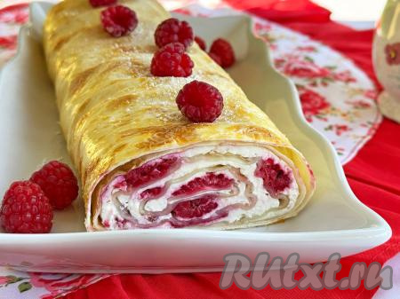 Вкусный, аппетитный рулет, приготовленный из лаваша с нежнейшей начинкой из творога и малины, можно подавать к столу и тёплым, и полностью остывшим. 