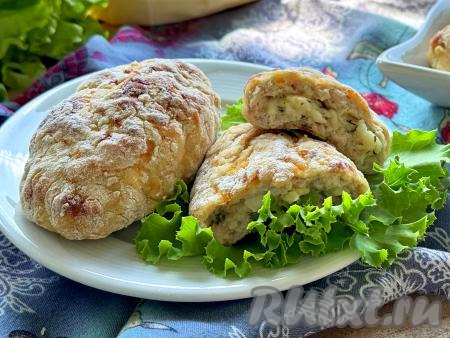 Очень вкусные, аппетитные куриные зразы с нежной сырной начинкой достать из духовки и, дополнив любимым гарниром, в горячем виде подать к столу.