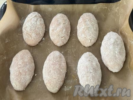 Переложить сформированную куриную зразу на противень, застеленный пергаментом (или тефлоновым ковриком) для выпечки. Таким образом сформировать все 7 зраз с сырной начинкой.