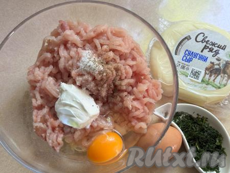 Куриное мясо (я взяло куриное филе, но можно взять и, например, филе куриного бедра) вымыть, обсушить, пропустить через мясорубку в глубокую миску. Для этого блюда можно использовать и покупной куриный фарш. В миску с фаршем добавить яйцо, сметану, посолить и поперчить по вкусу. Я использовала 1 яйцо категории С0, если вы будете использовать яйцо категории С2, тогда добавьте 2 яйца.