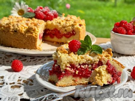 Нежный, вкусный тёртый пирог с яркой, сочной начинкой из малины нарезать на кусочки и подать к столу. 