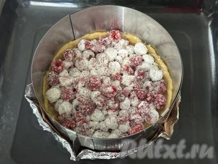 Выложить малину в форму поверх теста. 