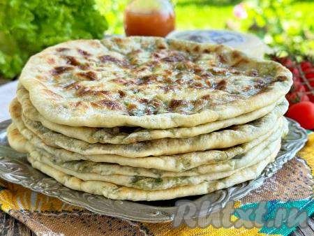 Хычины с сыром и зеленью на сковороде