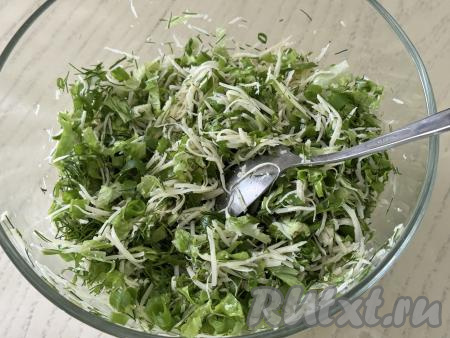 Перемешать зелень с сыром и начинка для хычинов готова.