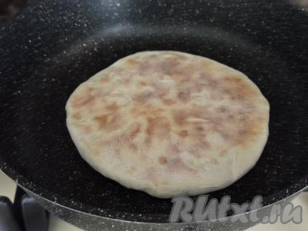 Жарить хычин с сыром и зеленью на среднем огне с двух сторон до золотистого цвета. 