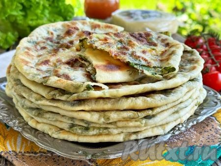 Очень вкусные хычины с нежной начинкой из сыра и зелени горячими подать к столу. 