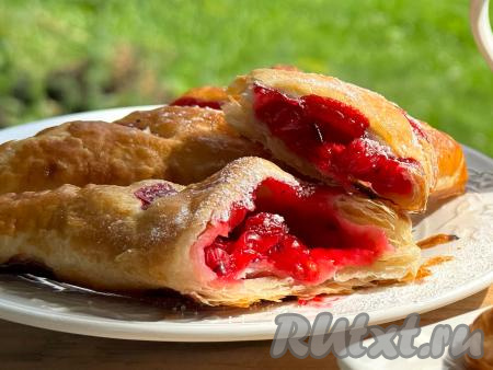 Воздушные слойки с яркой, сочной начинкой из красной смородины достать из духовки, дать немного остыть и подать к столу. Ягоды делают эту выпечку очень вкусной и аппетитной.