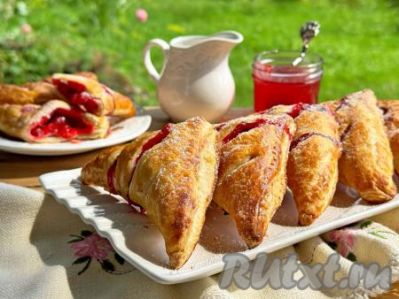Слойки с красной смородиной