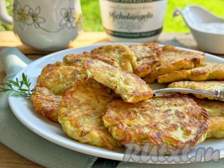 Вкусные, достаточно сытные оладьи, приготовленные из кабачков с рикоттой, к столу можно подать со сметаной или любым соусом на ваш выбор. 