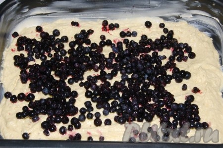 На тесто равномерно выложить чернику (если ягоды заморожены, немного разморозьте их и слейте лишнюю жидкость).
